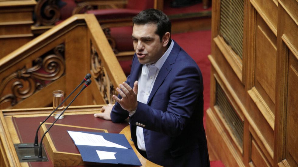 Ο Αλέξης Τσίπρας επιχειρηματολογεί στην Ολομέλεια της Βουλής την 1η Ιουνίου 2016 υπέρ της τροπολογίας που απαγορεύει τη συμμετοχή πολιτικών αρχηγών και υπουργών σε offshore εταιρείες