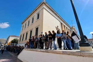 Ανθρώπινη αλυσίδα έξω από την Πρυτανεία του ΕΚΠΑ