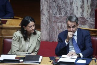 Ο Κυρ. Μητσοτάκης και η Νίκη Κεραμέως σε παλαιότερο στιγμιότυπο από τη συζήτηση του νομοσχεδίου για τους ειδικούς καταλόγους των εκλογέων εξωτερικού στη Βουλή