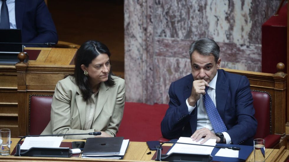 Ο Κυρ. Μητσοτάκης και η Νίκη Κεραμέως σε παλαιότερο στιγμιότυπο από τη συζήτηση του νομοσχεδίου για τους ειδικούς καταλόγους των εκλογέων εξωτερικού στη Βουλή