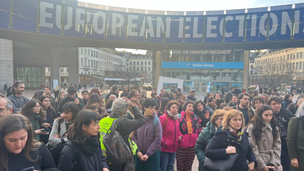 συμπαράσταση για τα Τέμπη έξω από το Ευρωκοινοβούλιο
