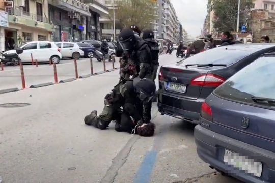 άντρας των ΜΑΤ χτυπά 19χρονο φοιτητή