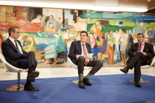 Εθνική Πινακοθήκη, 29 Φεβρουαρίου 2024. Ο πρωθυπουργός με τους επικεφαλής του συνεδρίου για τα 50χρονα της Μεταπολίτευσης