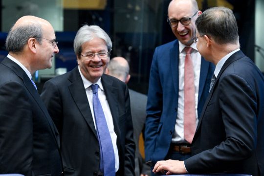 Με χαμόγελα ξεκίνησε μια κουβέντα στα όρθια του Κωστή Χατζηδάκη, στο χθεσινό Eurogroup, με τον επίτροπο Οικονομικών της Ε.Ε., Πάολο Τζεντιλόνι, τον αναπληρωτή πρωθυπουργό του Bελγίου (και υπουργό Οικονομικών), Βίνσεντ βαν Πέτεγκεμ και τον εκτελεστικό αντιπρόεδρο της Ε.Ε. Βάλντις Ντομπρόφσκις