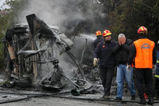 Κρήτη: Τα συντρίμμια του ασθενοφόρων των δυο άτυχων διασωστών του ΕΚΑΒ