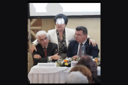 Μια υποστηρικτική αγκαλιά από την πρόεδρο του ΕΚΚΑ, Αρτέμιδα Αναγνώστου-Δεδούλη, στους Ελευθέριο Κουσούλη (αριστερά) και Γεώργιο Μάτσο (δεξιά), που δέχτηκαν έντονη κριτική για τις αντιεπιστημονικές ομοφοβικές απόψεις τους