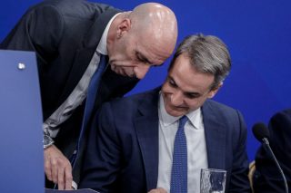 «Kρύβε... δώρα» φαίνεται να λέει ο Κυριάκος Μητσοτάκης στον τότε υπουργό Γιάννη Μπρατάκο με αφορμή το αίτημα του Vouliwatch