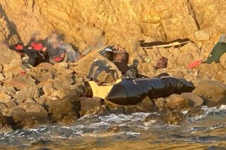 Η βραχώδης περιοχή κοντά στα Καρδάμυλα, όπου σημειώθηκε το ναυάγιο