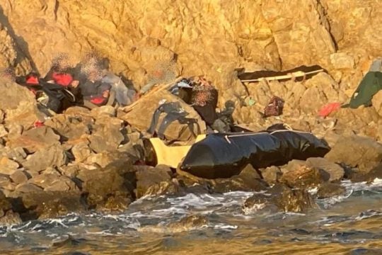 Η βραχώδης περιοχή κοντά στα Καρδάμυλα, όπου σημειώθηκε το ναυάγιο