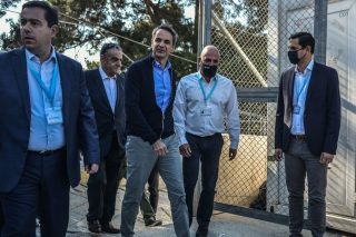 Νότης Μηταράκης και Κυριάκος Μητσοτάκης επιθεωρούν με καμάρι ελεγχόμενη δομή στη Σάμο