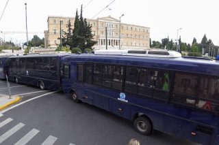 Αστυνομικές κλούβες έξω από τη Βουλή
