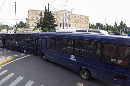 Αστυνομικές κλούβες έξω από τη Βουλή