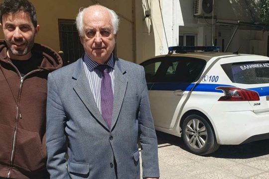 Αριστερά ο Μανώλης Γρίμμας, πρόεδρος του Σωματείου Εργαζομένων στον ΠΕΙΦΑΣΥΝ, και δεξιά ο δικηγόρος Τάκης Σαπουντζάκης, χθες το μεσημέρι έξω από το Α.Τ. Ρέντη μετά τις συλλήψεις μελών της διοίκησης της εταιρείας, που αρνήθηκε να επαναπροσλάβει τον πρώτο
