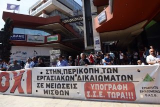 Βράζουν οι εργαζόμενοι του ΟΑΣΘ, που διακρίνονται εδώ σε παλαιότερη κινητοποίηση έξω από τα γραφεία του Οργανισμού