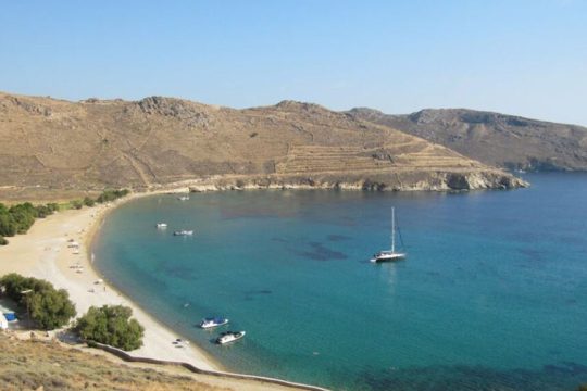 Η παραλία Γάνεμα, με φόντο ακριβώς το σημείο που θα κατασκευαστεί η ξενοδοχειακή μονάδα
