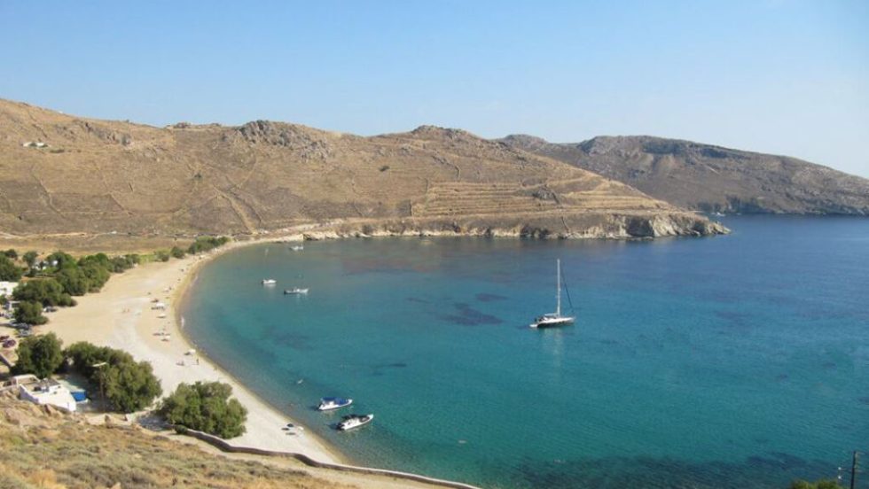 Η παραλία Γάνεμα, με φόντο ακριβώς το σημείο που θα κατασκευαστεί η ξενοδοχειακή μονάδα