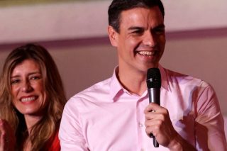 Ο Πέδρο Σάντσεθ και η σύζυγός του, Μπεγκόνια Γκόμεθ