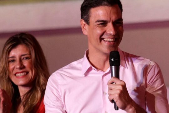 Ο Πέδρο Σάντσεθ και η σύζυγός του, Μπεγκόνια Γκόμεθ