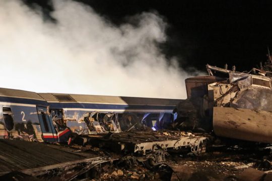 Ανακοίνωση του ΕΟΔΑΣΑΑΜ αναζωπυρώνει τα σενάρια για την πυρόσφαιρα στα Τέμπη