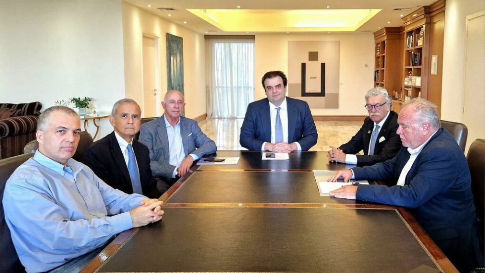 Ο υπουργός Παιδείας με το προεδρείο του Κεντρικού Ισραηλιτικού Συμβουλίου, κατά το διάβημα του τελευταίου εναντίον της φιλοπαλαιστινιακής πρωτοβουλίας της ΟΛΜΕ