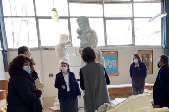 Στιγμιότυπο από την επίσκεψη της υπουργού Πολιτισμού Λίνας Μενδώνη στα εργαστήρια του ΟΔΑΠ, στον Αγ. Ιωάννη Ρέντη, τον Ιανουάριο του 2021