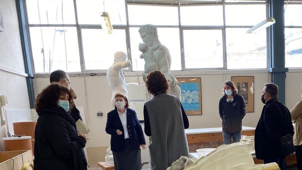 Στιγμιότυπο από την επίσκεψη της υπουργού Πολιτισμού Λίνας Μενδώνη στα εργαστήρια του ΟΔΑΠ, στον Αγ. Ιωάννη Ρέντη, τον Ιανουάριο του 2021