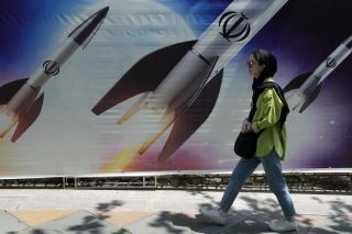 Κυβερνητική αφίσα στην Τεχεράνη με πυραύλους