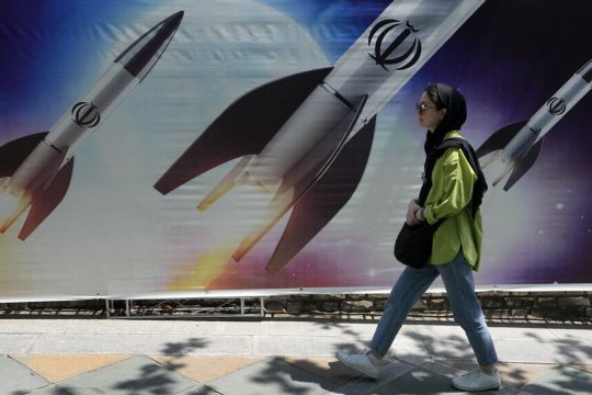 Κυβερνητική αφίσα στην Τεχεράνη με πυραύλους