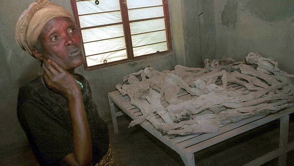 Η Φαουστίν, επιζήσασα της σφαγής του 1994 στη Ρουάντα, κλαίει μπροστά σε μουμιοποιημένα πτώματα θυμάτων