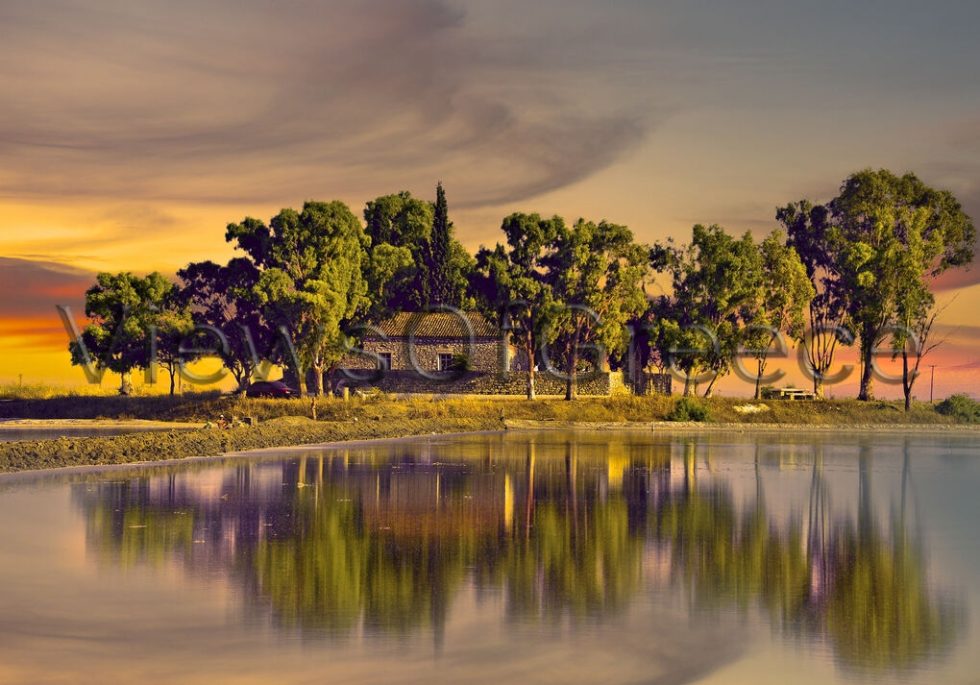 Παναγία Φοινικιά, το δειλινό με φόντο τη γαλήνη της λιμνοθάλασσας