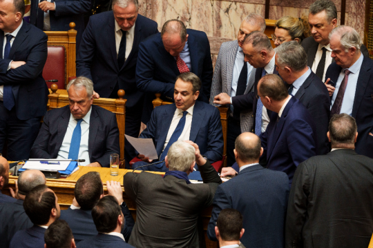Ο Κυρ. Μητσοτάκης στη Βουλή με υπουργούς του.