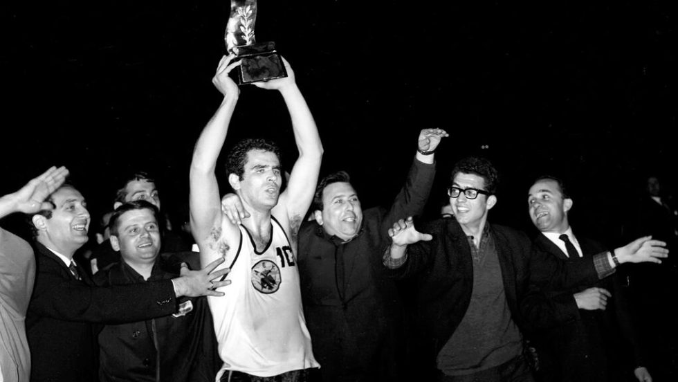 Ο μεγάλος Γιώργος Αμερικάνος σηκώνει το Κύπελλο Κυπελλούχων μπάσκετ στο Καλλιμάρμαρο, το 1968, μετά τη νίκη επί της Σλάβια Πράγας με 89-82. Αυτός ήταν ο πρώτος ευρωπαϊκός τίτλος ελληνικού συλλόγου σε όλα τα σπορ