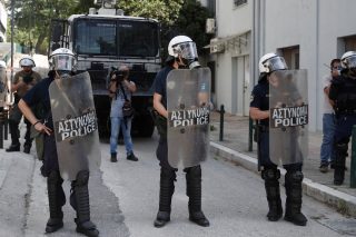 ΜΑΤ έξω από την υπο ανέγερση βιβλιοθήκη στο ΑΠΘ