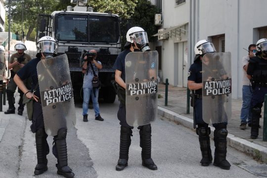 ΜΑΤ έξω από την υπο ανέγερση βιβλιοθήκη στο ΑΠΘ