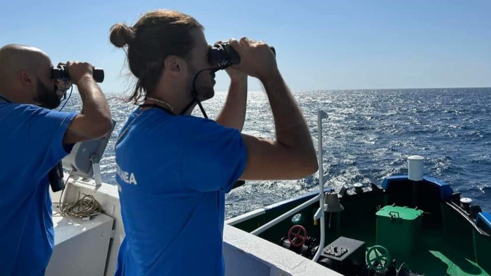 ο διασώστης Ιάσων Αποστολόπουλος από το πλοίο Mare Jonio, λίγο πριν την επίθεση του λιβυκού λιμενικού