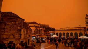 Πνιγμένη στην σκόνη και η Αθήνα (φωτό)
