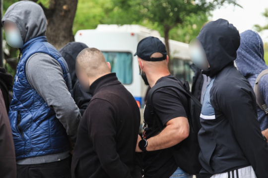 Κάποιοι εκ των κατηγορουμένων για την υπόθεση του Ρέντη προσάγονται στα δικαστήρια της πρώην Σχολής Ευελπίδων
