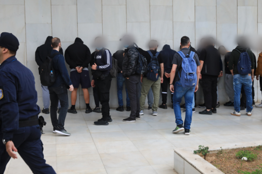 Κατηγορούμενοι για την υπόθεση του Ρέντη, έξω από τη ΓΑΔΑ