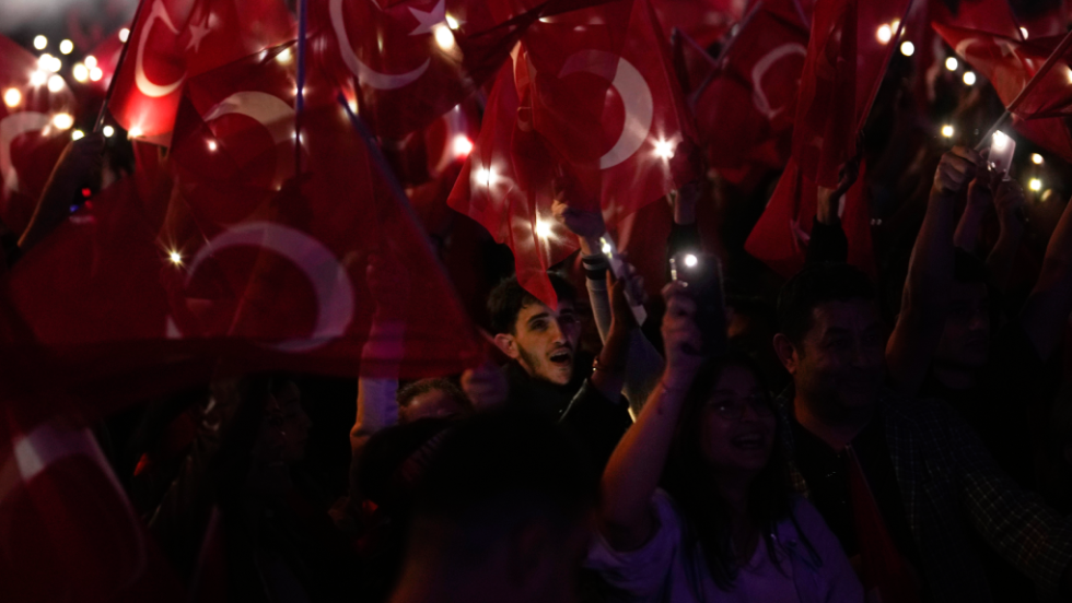 Οπαδοί του Ιμάμογλου στην Κωνσταντινούπολη πανηγυρίζουν για τη νίκη του