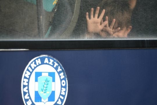 μετανάστες σε κλούβα ΜΑΤ