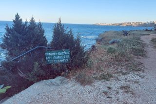 Η διάβρωση της ακτογραμμής στο Μάτι είναι ορατή διά γυμνού οφθαλμού. Τα έργα μένουν στις μελέτες και κολλάνε στις προσφυγές