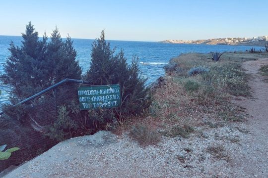 Η διάβρωση της ακτογραμμής στο Μάτι είναι ορατή διά γυμνού οφθαλμού. Τα έργα μένουν στις μελέτες και κολλάνε στις προσφυγές