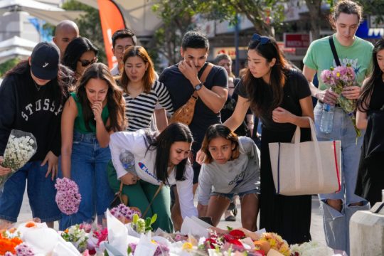Λουλούδια στον τόπο της επίθεσης