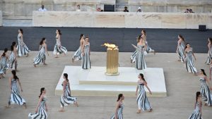 Η Αθήνα παρέδωσε την Ολυμπιακή φλόγα στο Παρίσι [φωτό]