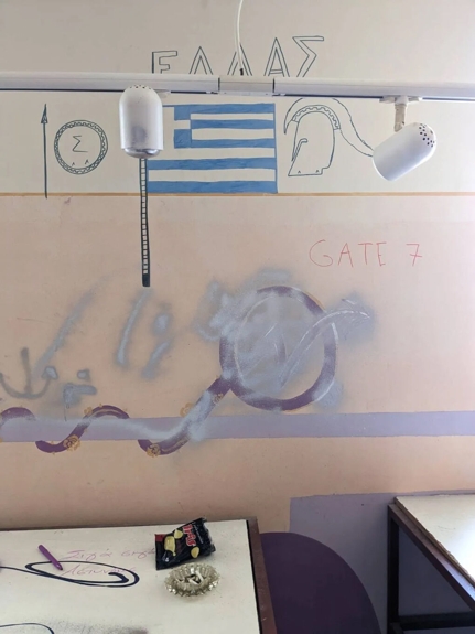 Καλλιτεχνικές ευαισθησίες από τα ΜΑΤ στους τοίχους της πρώην Μεραρχίας