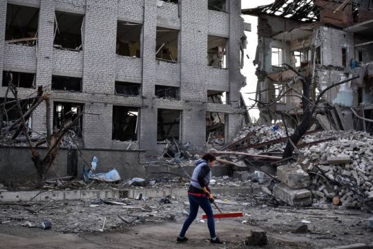Κάτοικος της περιοχής καθαρίζει συντρίμμια