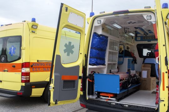 Στη ΜΕΘ 61χρονη τουρίστρια - Δέχθηκε επίθεση από αγέλη σκύλων