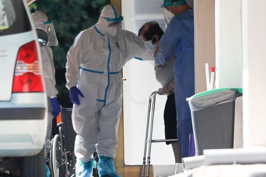 Αρχισε η δίκη για τους 28 θανάτους ηλικιωμένων, λόγω κορονοϊού, στο γηροκομείο «Αγία Κυριακή», στο Ασβεστοχώρι.