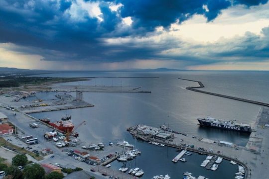 Η νέα πλωτή μονάδα «υποδοχής» φορτίων LNG της Gastrade στην Αλεξανδρούπολη