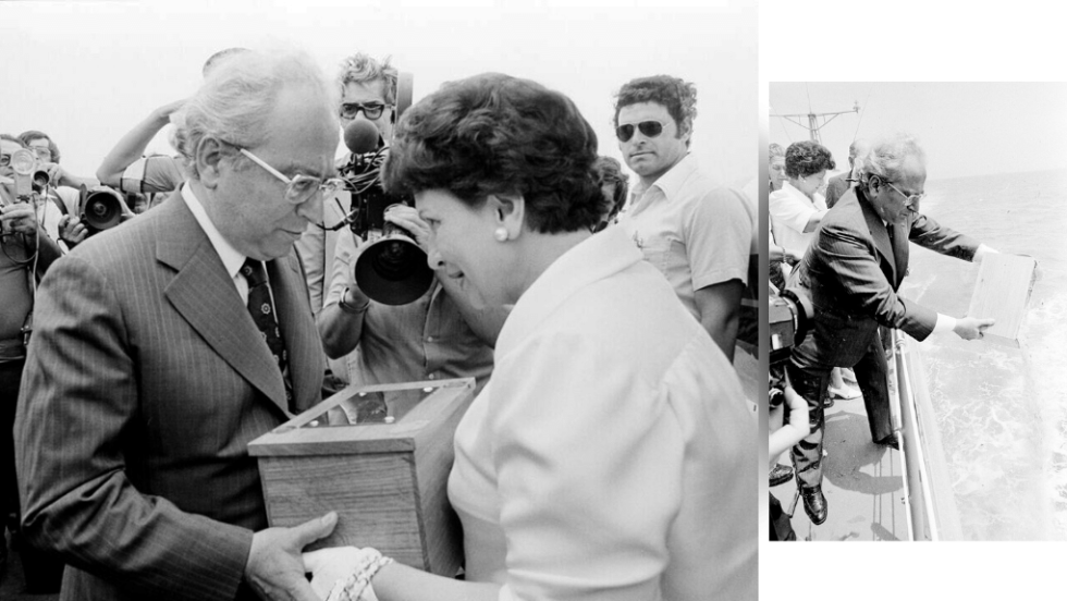 3 Ιουνίου 1979. Ως υπουργός Πολιτισμού του Καραμανλή, ο Νιάνιας παραλαμβάνει και σκορπίζει στο Αιγαίο την τέφρα της Μαρίας Κάλλας